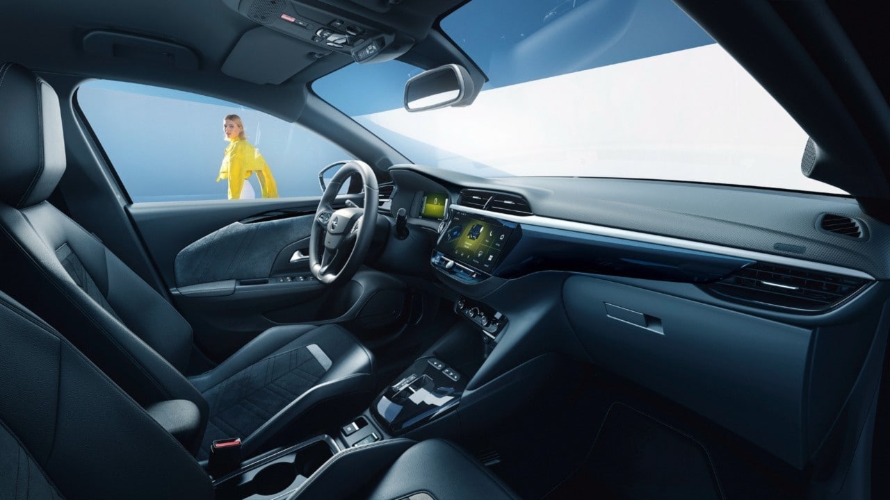 Opel Corsa Electric vedere laterală interior negru de pe scaunul pasagerului